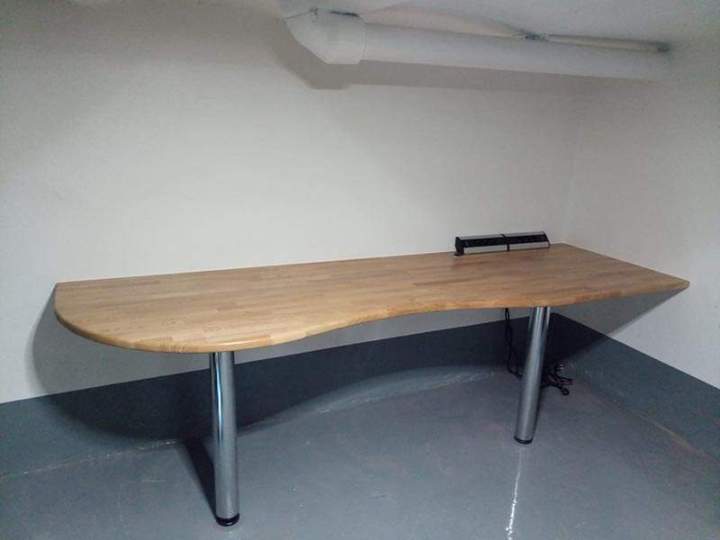 Bureau en bois à Boissy-l’Aillerie