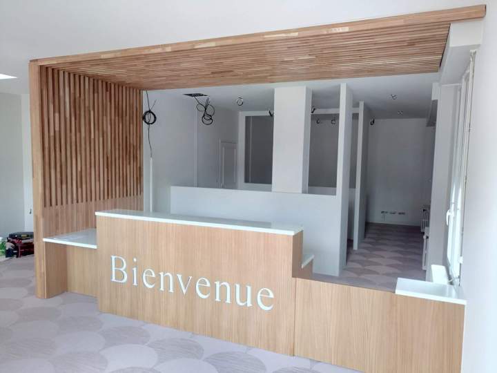 Agencement sur mesure hall d’accueil à Boissy-l’Aillerie