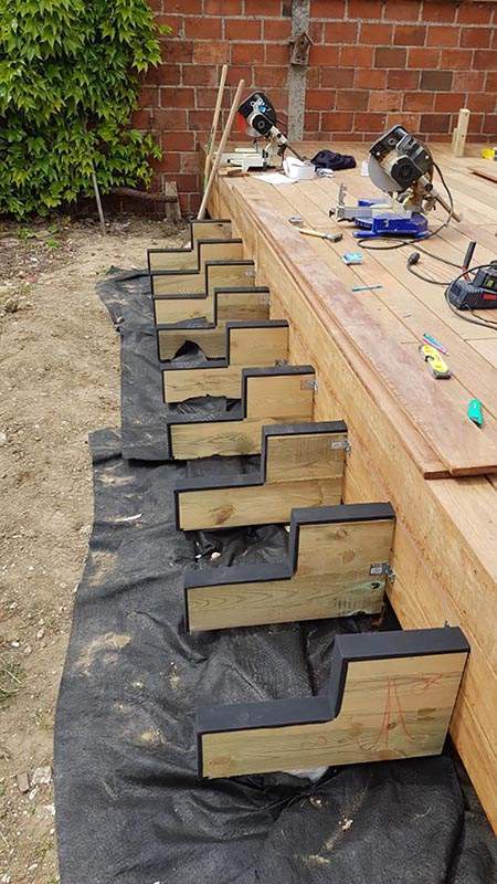Terrasse extérieure en bois à Boissy-l’Aillerie