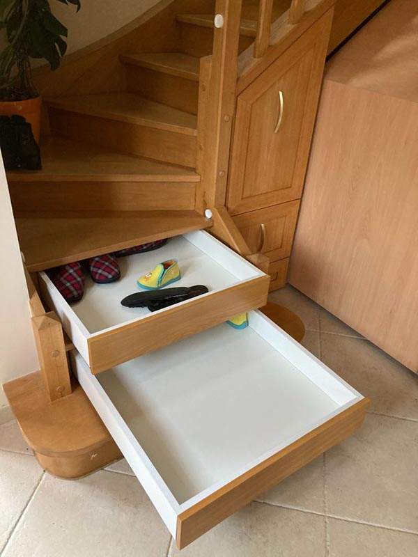 Aménagement en bois de hêtre sous escalier à Boissy