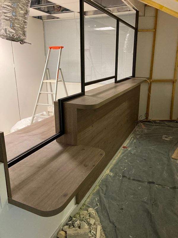 Banque d’accueil en bois à Boissy l’Aillerie