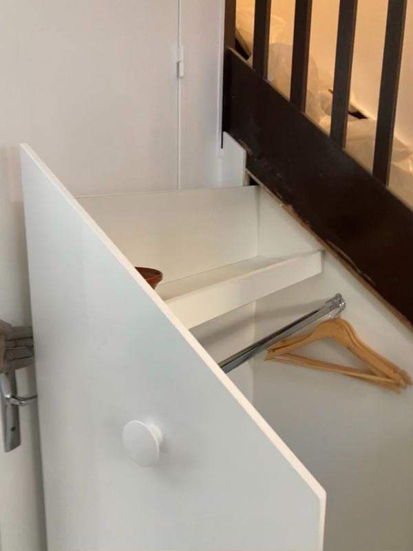 Bibliothèque en hêtre sous escalier à Boissy l’Aillerie