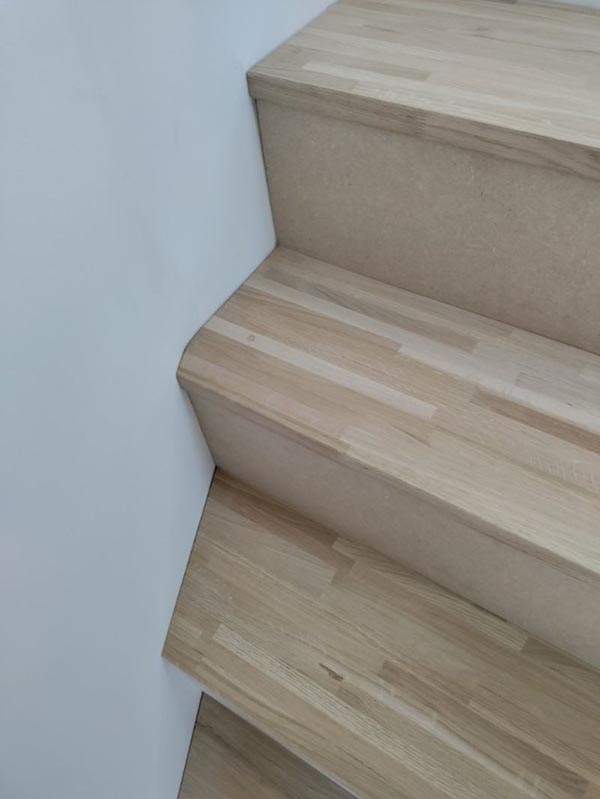 Escalier contemporain en bois à Boissy l’Aillerie