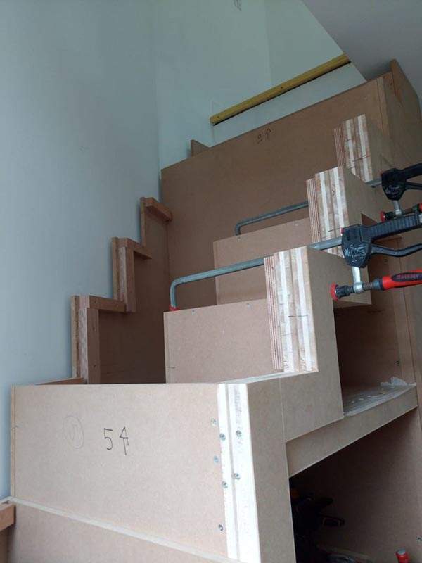 Escaliers extérieurs en bois à Boissy l’Aillerie