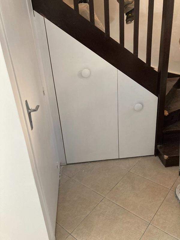 Fabrication de meubles en hêtre sous escalier à Boissy l’Aillerie