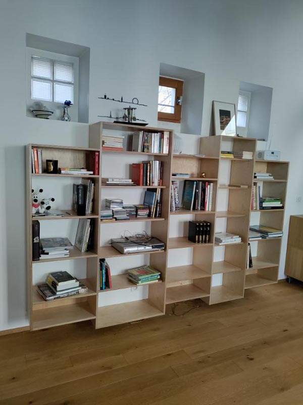 Meuble fonctionnel en hêtre sous escalier à Boissy l’Aillerie