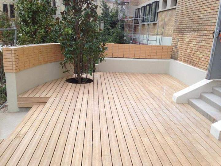 Terrasse extérieure en bois à Boissy-l’Aillerie
