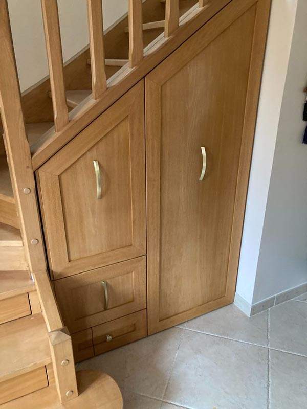 Aménagement sur mesure en hêtre sous escalier à Boissy